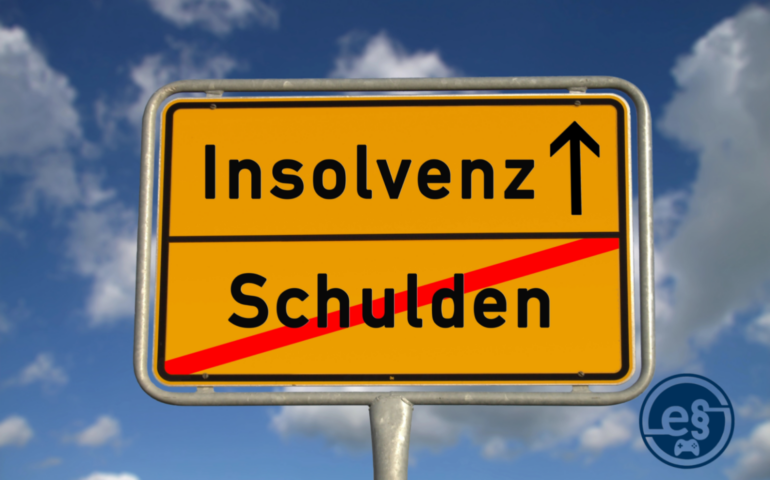 Gelbes Verkehrsschild im Stil eines deutschen Ortsschilds. Oben steht ‚Insolvenz‘ mit einem Pfeil nach oben, unten das Wort ‚Schulden‘, das rot durchgestrichen ist. Der Himmel mit einigen Wolken ist im Hintergrund sichtbar