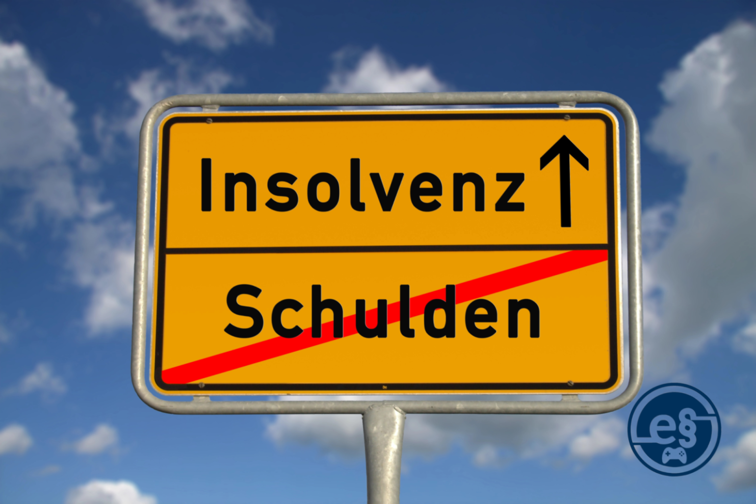 Gelbes Verkehrsschild im Stil eines deutschen Ortsschilds. Oben steht ‚Insolvenz‘ mit einem Pfeil nach oben, unten das Wort ‚Schulden‘, das rot durchgestrichen ist. Der Himmel mit einigen Wolken ist im Hintergrund sichtbar